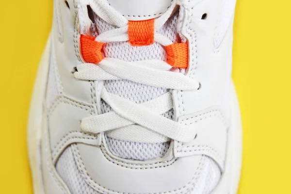 Witte veters in het weven in sportschoenen — Stockfoto