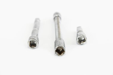 Sıkıştırmak ve monte etmek için delikli metal nozüller ve tornavidalar
