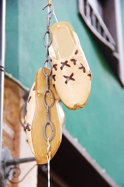Yuvarlak parmaklı hakiki deriden yapılmış ulusal doğu ayakkabıları. — Stok fotoğraf