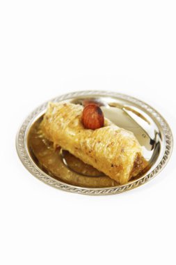 Dekoratif bir tabakta geleneksel oryantal Türkçe tatlı baklava