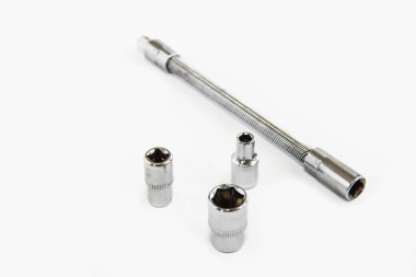 Tamir ve montaj için eski metal başlıklar ve tornavida.