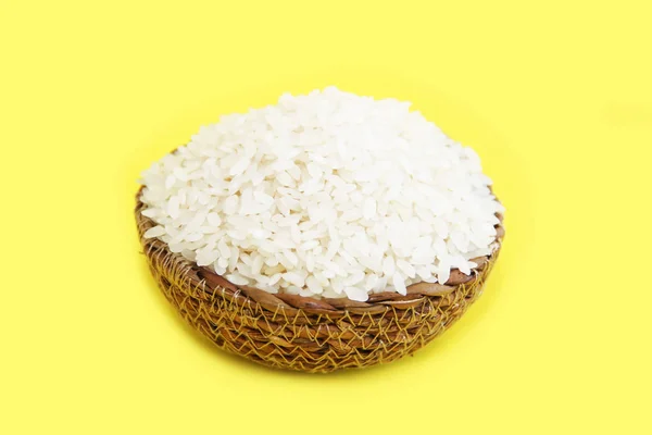 Riso bianco naturale in un piatto decorativo su fondo giallo — Foto Stock