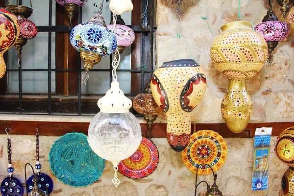 Lâmpadas decorativas cerâmicas tradicionais nacionais com padrão de mosaico de vidro colorido — Fotografia de Stock