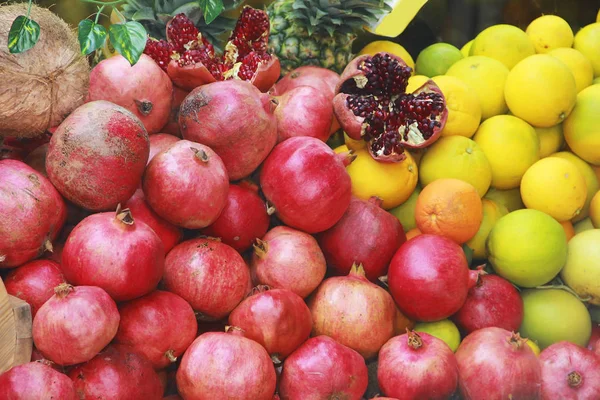 Doğal taze meyve sarı limon, portakal ve kırmızı nar.