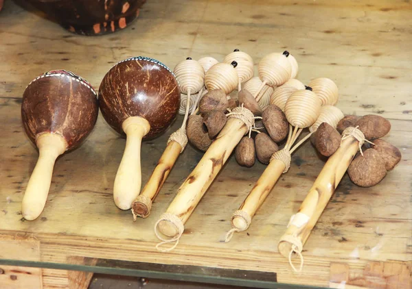 çok renkli ulusal oryantal geleneksel müzik aletleri tıkırdıyor