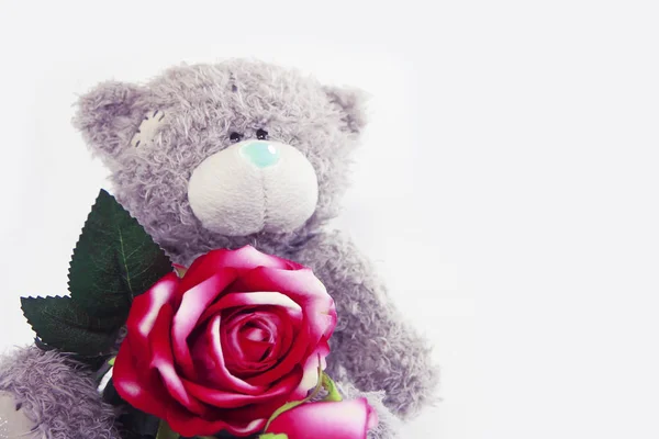 Tarjeta de vacaciones con oso de juguete suave y rosa roja — Foto de Stock