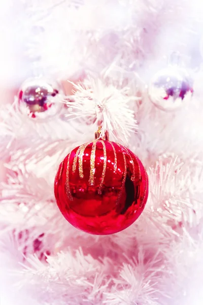 Rojo brillante navidad juguetes bolas en árbol ramas —  Fotos de Stock