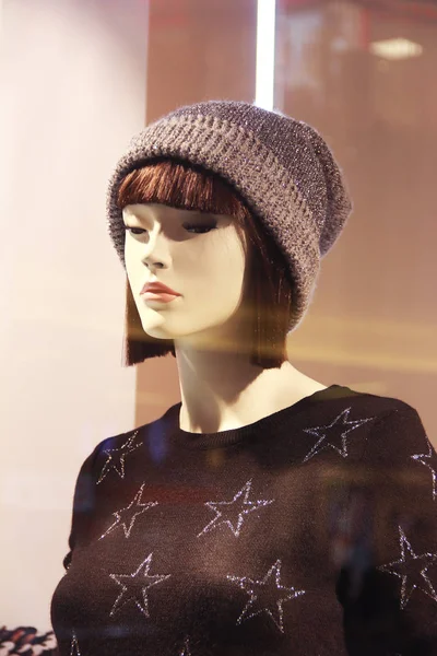 Woman mannequin in a warm sweater on a shop window — ストック写真