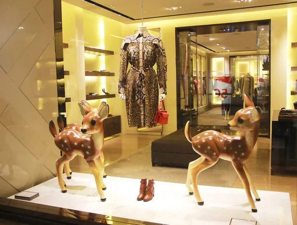 Vestido estampado de leopardo y decoración de ciervos en un escaparate — Foto de Stock