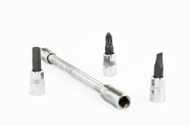 Tamir ve montaj için eski paslı başlıklar ve tornavida.