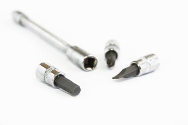 Tamir ve montaj için eski paslı başlıklar ve tornavida.