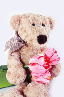 Sevgililer Günü ve Kadınlar Günü için pembe çiçekli oyuncak ayı lale.