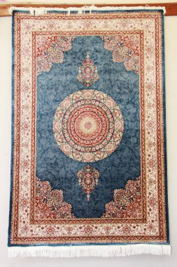 Süslü dekoratif çok renkli yün halı.