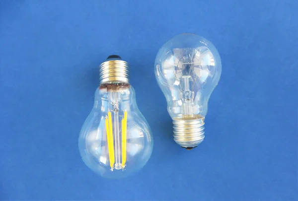 Szklane okrągłe lampy elektryczne do oświetlenia na niebieskim tle — Zdjęcie stockowe