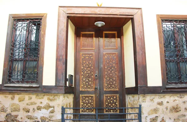 Porte a battente in legno nell'edificio con motivi decorativi e accessori per l'apertura — Foto Stock