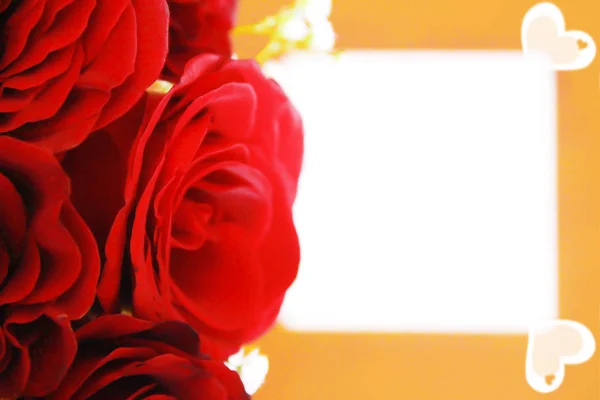 Üdvözlőlap természetes vörös rózsákkal március 8-án és Valentin-napon — Stock Fotó