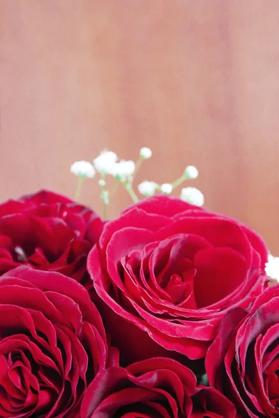 Csokor természetes gyönyörű vörös rózsa virágok Valentin-napra és március 8 — Stock Fotó