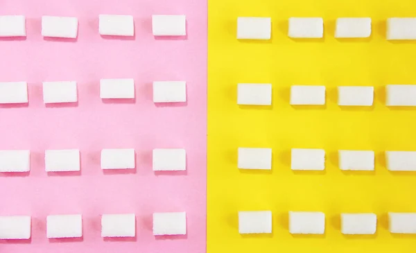 Κύβους Από Λευκό Φυσικό Γλυκό Ραφιναρισμένο Ζάχαρη Ροζ Κίτρινο Φόντο — Φωτογραφία Αρχείου