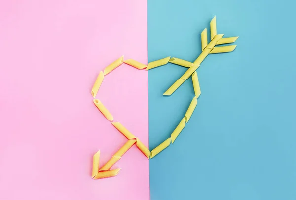Corazón Hecho Pasta Larga Amarilla Natural Sobre Fondo Azul Rosado — Foto de Stock