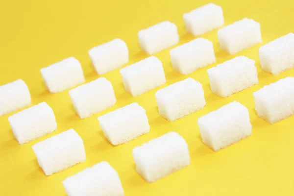 Τετράγωνο κύβους γλυκού λευκής ραφιναρισμένης ζάχαρης σε κίτρινο φόντο — Φωτογραφία Αρχείου