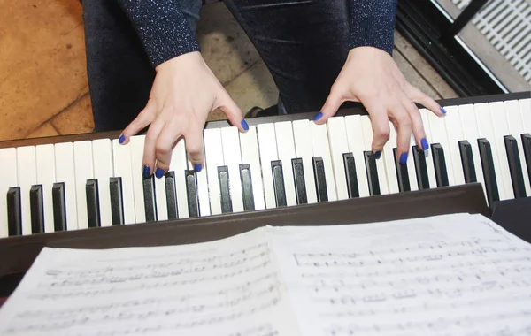 Zenész Női Kéz Manikűrrel Fehér Fekete Zongora Billentyűkkel Zenélés Közben — Stock Fotó