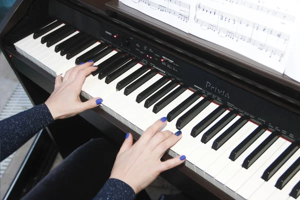 Zenész Női Kéz Manikűrrel Fehér Fekete Zongora Billentyűkkel Zenélés Közben — Stock Fotó