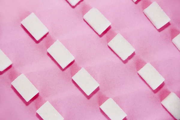 Τετράγωνο Μικροί Λευκοί Κύβοι Ραφιναρισμένης Ζάχαρης Ροζ Φόντο — Φωτογραφία Αρχείου