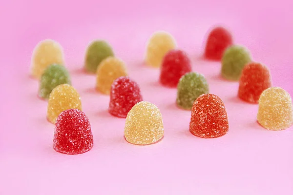 Mermelada Caramelo Redondo Dulce Multicolor Salpicaduras Azúcar Sobre Fondo Rosa — Foto de Stock