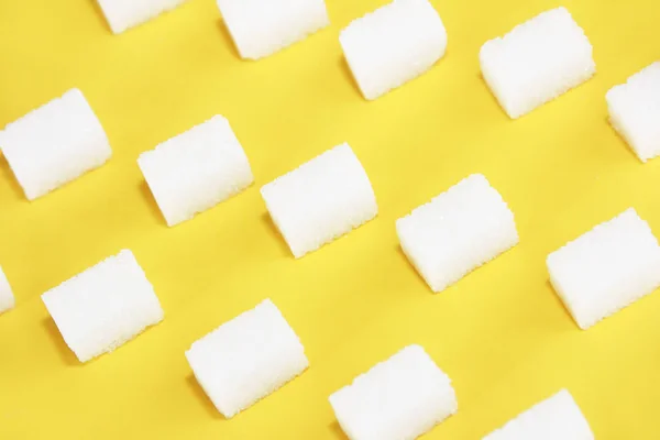 Μικρά Κομμάτια Φυσικής Λευκής Ραφιναρισμένης Ζάχαρης Κίτρινο Φόντο — Φωτογραφία Αρχείου