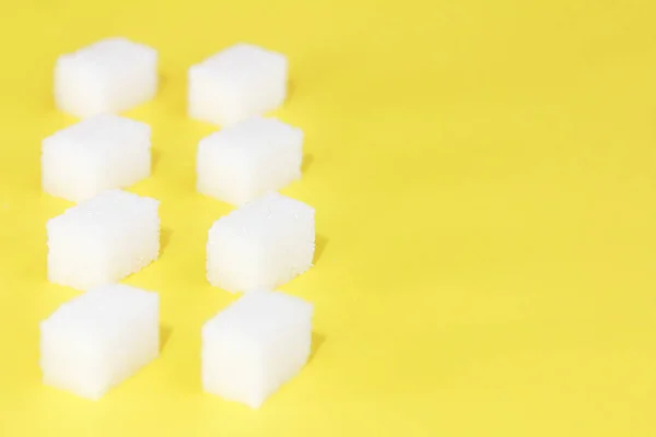 Μικρά Κομμάτια Φυσικής Λευκής Ραφιναρισμένης Ζάχαρης Κίτρινο Φόντο — Φωτογραφία Αρχείου