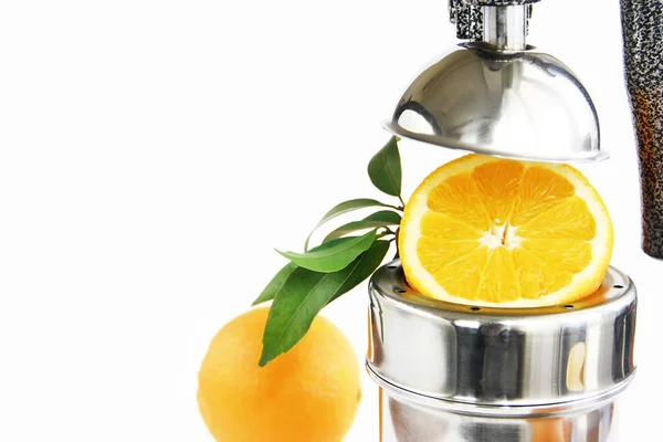 Natürliche Orangenfrüchte Und Mechanische Saftpresse Auf Weißem Hintergrund — Stockfoto