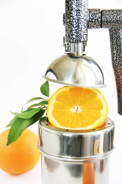 천연적 오렌지 열매와 장치를 배경에 누른다 — 스톡 사진