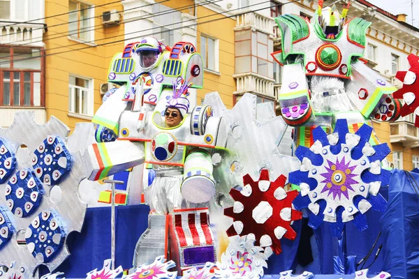 Krasnoyarsk Rusia Junio 2013 Procesión Carnaval Personas Trajes Teatrales Astronautas —  Fotos de Stock