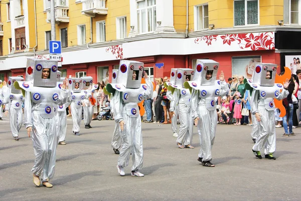 Krasnojarsk Russland Juni 2013 Karnevalsumzug Von Menschen Theatralischen Kostümen Eines — Stockfoto