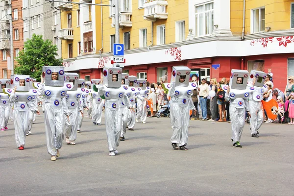 Krasnojarsk Russland Juni 2013 Karnevalsumzug Von Menschen Theatralischen Kostümen Eines — Stockfoto