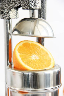 Doğal dilimlenmiş portakal ve manuel meyve sıkacağı.
