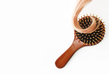 Şımarık bukleli saçlar sarı peruk ve ahşap kahverengi masaj tarak