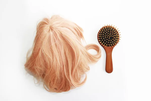 Verwende Krullen Haar Blonde Pruik Houten Bruine Massage Een Kam — Stockfoto