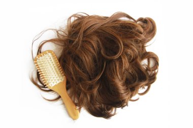 Tesisatçı kahverengi saçlı esmer peruk ve ahşap masaj tarak