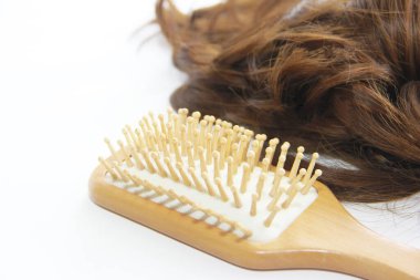 Tesisatçı kahverengi saçlı esmer peruk ve ahşap masaj tarak