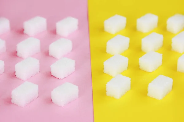 Μικρά Κομμάτια Λευκής Φυσικής Ραφιναρισμένης Ζάχαρης Ροζ Φόντο — Φωτογραφία Αρχείου