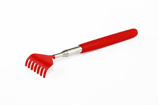 металлические красные грабли инструмент на белом фоне
