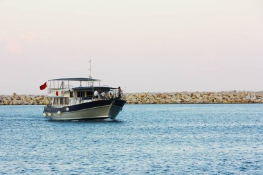 Akşamları mavi denizin dalgalarında eğlence teknesi