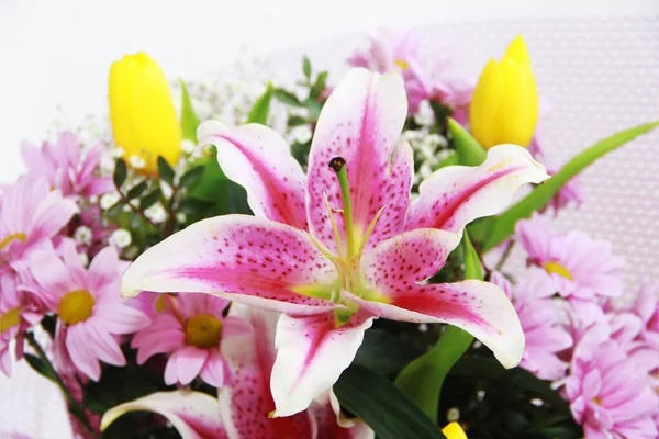 Bouquet Aus Natürlichen Großen Rosa Lilien Chrysanthemen Und Tulpen — Stockfoto