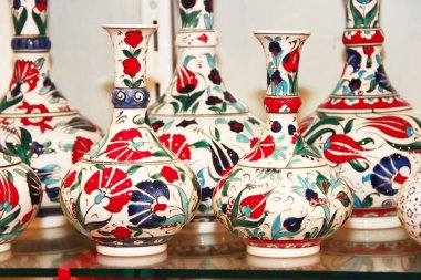 Doğulu Türk geleneksel seramik sürahileri ya da renkli çiçekli vazolar bir süs