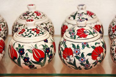 Doğulu Türk geleneksel seramik sürahileri ya da renkli çiçekli vazolar bir süs