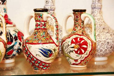 Doğulu Türk geleneksel seramik sürahileri ya da renkli çiçekli vazolar bir süs