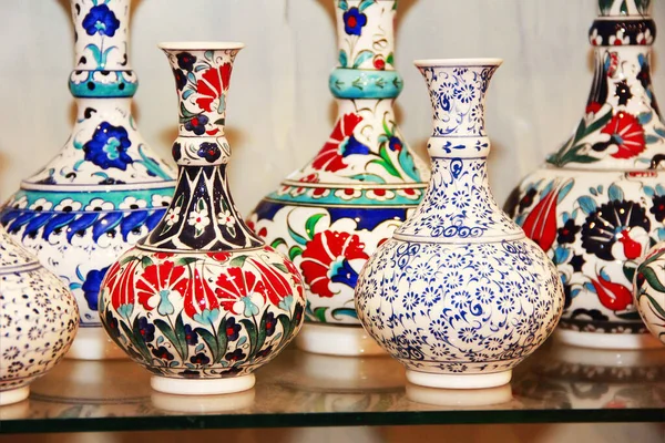 Doğulu Türk Geleneksel Seramik Sürahileri Renkli Çiçekli Vazolar Bir Süs — Stok fotoğraf