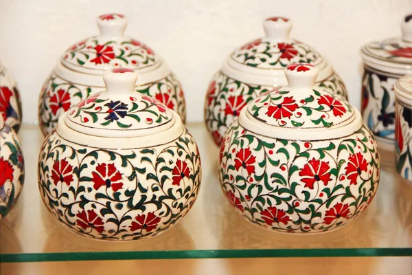 Ανατολίτικα Τούρκικα Παραδοσιακά Κεραμικά Κανάτες Βάζα Πολύχρωμα Floral Στολίδια — Φωτογραφία Αρχείου
