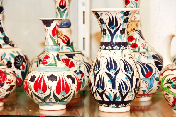 Ανατολίτικα Τούρκικα Παραδοσιακά Κεραμικά Κανάτες Βάζα Πολύχρωμα Floral Στολίδια — Φωτογραφία Αρχείου